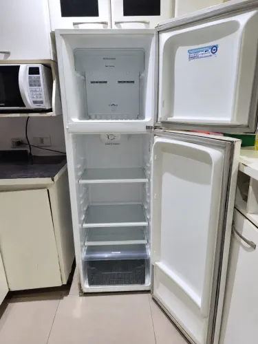 Geladeira Electrolux de duas portas, freezer em cima. R$ 350,00. Retirada em Barueri.