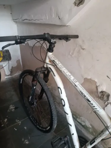 Vendo bicicleta colli aro 29 , precisa de pequeno reparo para o bom funcionamento da mesma