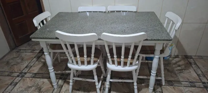 Vendo jogo de mesa em madeira, 6 cadeiras pequenas avarias, valor 600 reais a vista