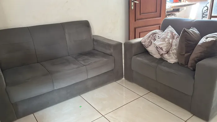 Vende se esse sofá, com marcas de uso e pouca espuma.