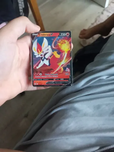 Cartão pokémon cinderace V basica