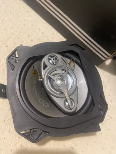 Alto falantes quadriaxiais Buster e amplificador
