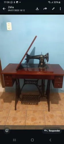 Máquina de costura singer antiga com pés de ferro