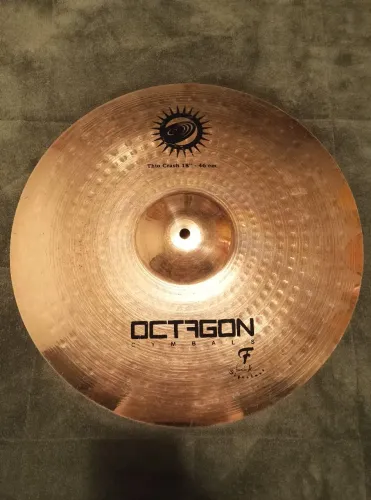 ## Prato de bateria Octagon Fernando Schaeffer Thin Crash 18, liga B8, excelente condição!