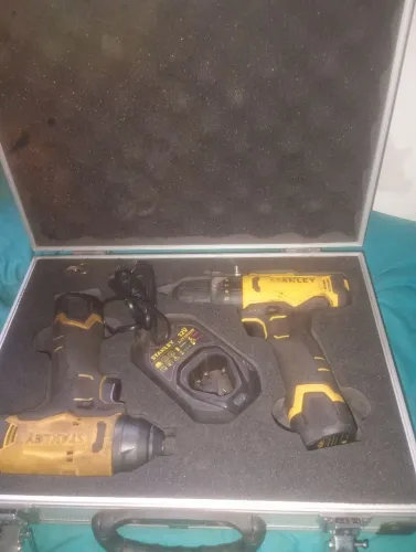 Kit combo de parafusadeira/furadeira de impacto 12v stanley