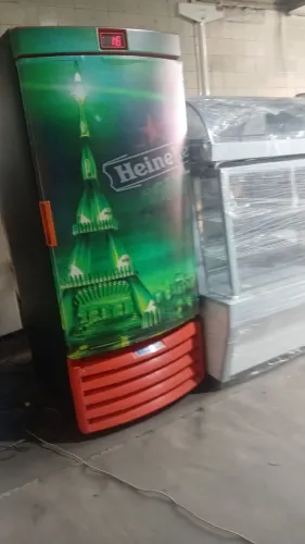 Cervejeira porta fechada adesivada semi nova