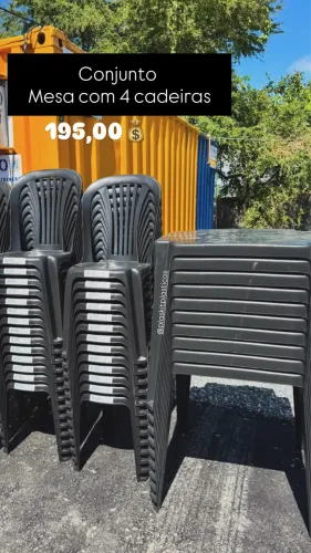 Conjunto mesa com 4 cadeiras 
