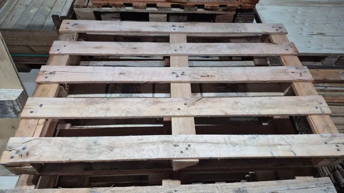 Pallets seminovos madeira eucalipto resistentes, medida 1.20mt por 0,80 centímetros.