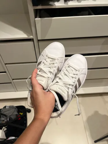 TÊNIS ADIDAS BRANCO COM PRATA