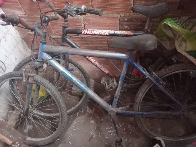 Bicicleta de alumínio boa com 1 pneu fura fora isso esta andando perfeitamente