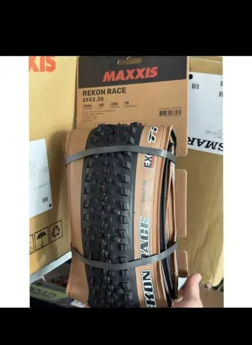Maxxis Rekon Race 2.35 banda bege