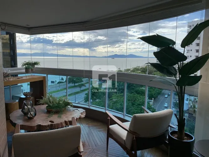 Apartamento mobiliado de 3 suítes na Agronômica