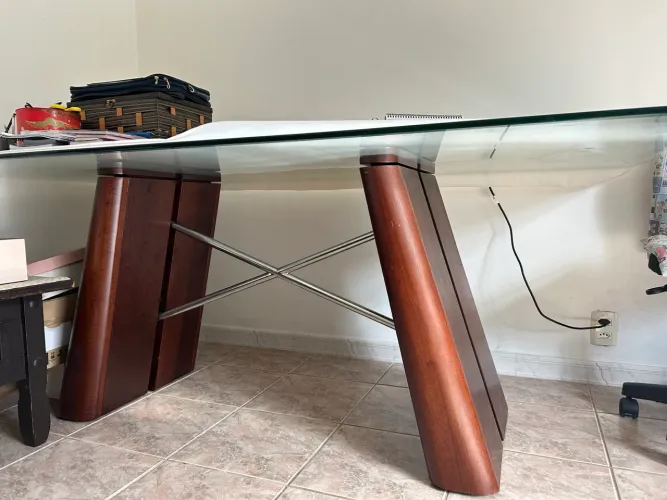Mesa elegante de vidro com estrutura em madeira - Nova/Oportunidade.
