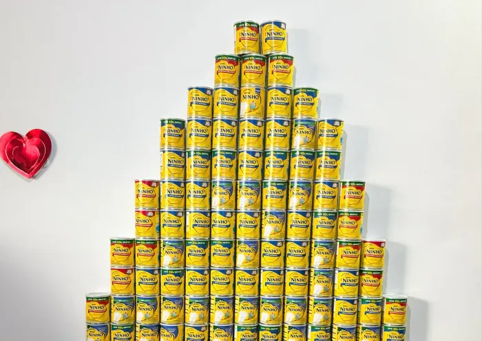 Latas de leite ninho vazias