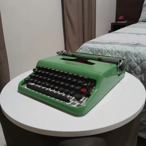 Máquina de escrever Olivetti Lettera 22