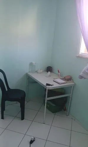 Mesa de alumínio que vira mala e cadeira preta nova de plástico resistente por R$200,00.
