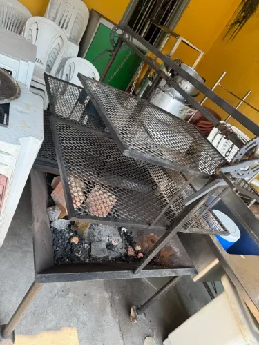 Churrasqueira de ferro grande