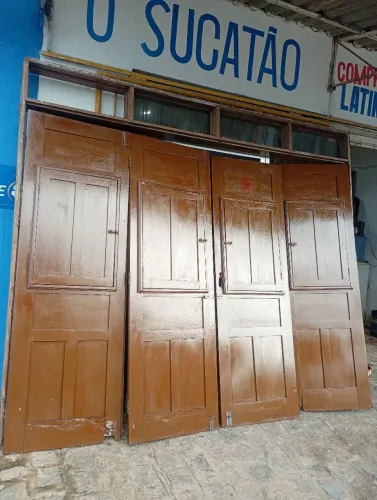 Porta de quatro banda Massaranduba largura 2.80 altura 2.40 valo $1300 só ligar *