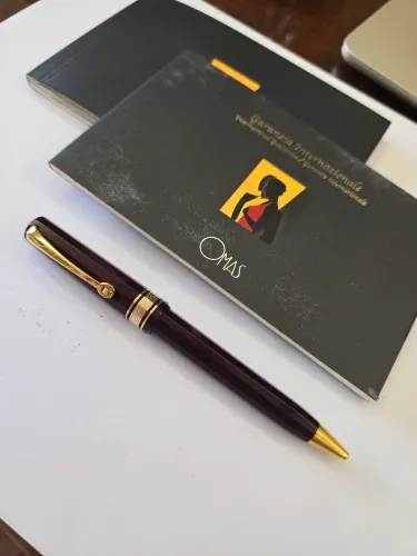 Caneta esferografica Italiana OMAS, Bordeaux, com Clip, Ponteira dourados.