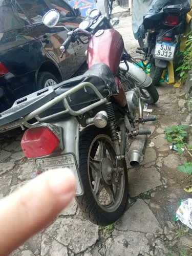 Vendo está moto pronta para uso documento em dias sem multa com revisão completa