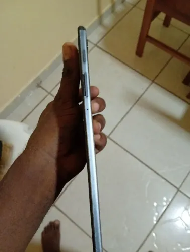 Troco um tablet da Samsug em celular ou cordão grosso o tablet tá com a tela queimado