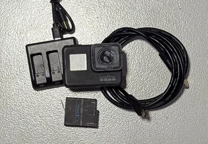GoPro hero 6 black + 1 bateria, carregador triplo, HDMI, USB-c. Sem SD card**