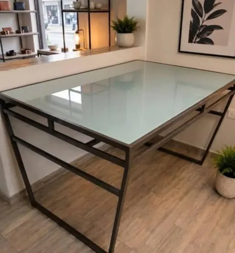 Mesa de ferro com tampão de vidro