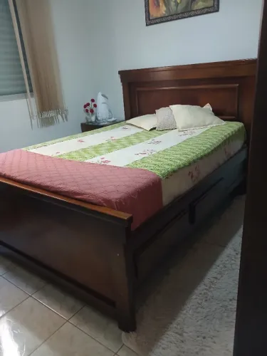 Cama de casal em madeira maciça em ótimo estado 