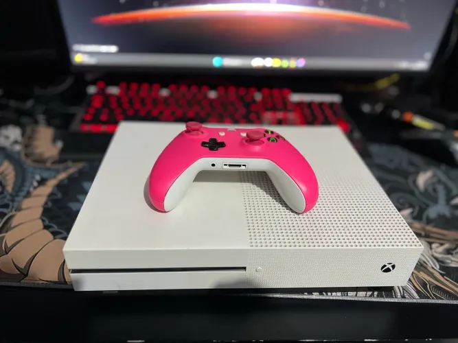 XBOX ONE S 1TB + Controle DEEP PINK