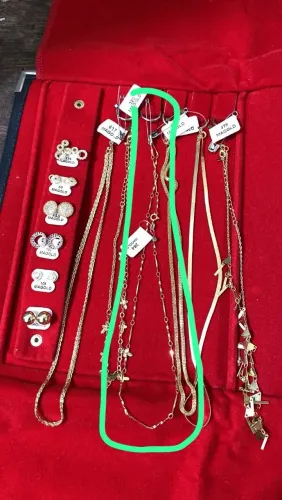 Vendo semi jóias, únicas peças disponível são esses pingente e o cordão.