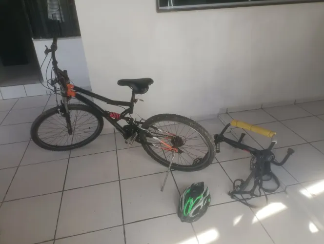 Bicicleta + suporte de carro + capacete