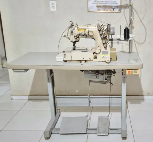 Máquina de Costura Industrial Galoneira Singer com bancada montada