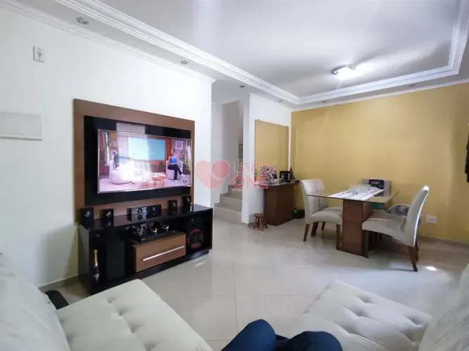 Casa em condomínio fechado à venda com 3 dormitórios e 2 vagas cobertas de garagem