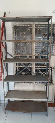 Estante de ferro