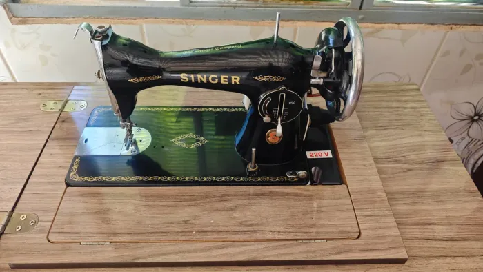 Máquina de costura Singer antiga 220v