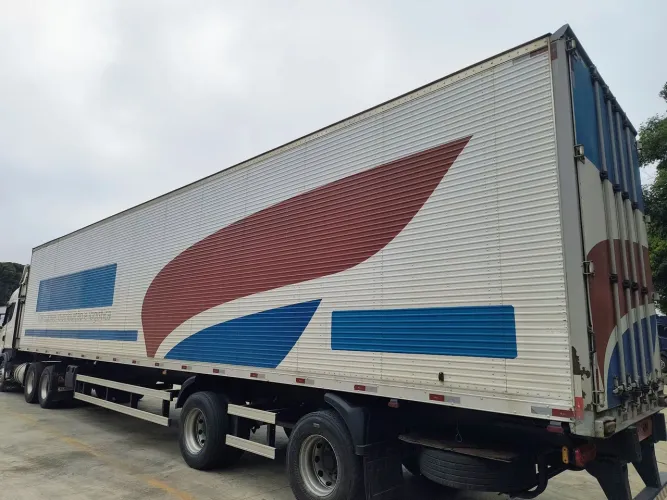 Carreta baú 2 eixos 30 paletes