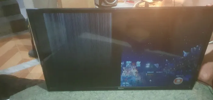 Vendo TV philco 40 polegada smart só com a metade da tela piscando tenho video dela