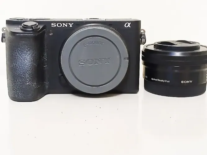 Camera Sony Alfa 6500 com lente do kit (16 - 50 mm - f/3.5 - 5.6)