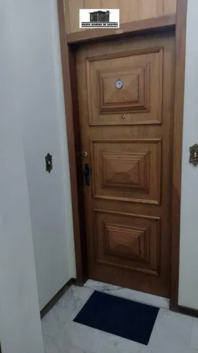 EXCELENTE APTO 02 QUARTOS; CLOSET; COZINHA COM ARMARIOS; AREA DE SERVIÇO; 01 VAGA COBERTA