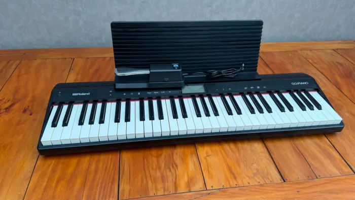 Roland GO:PIANO NA CAIXA + Pedal + Estante para partitura