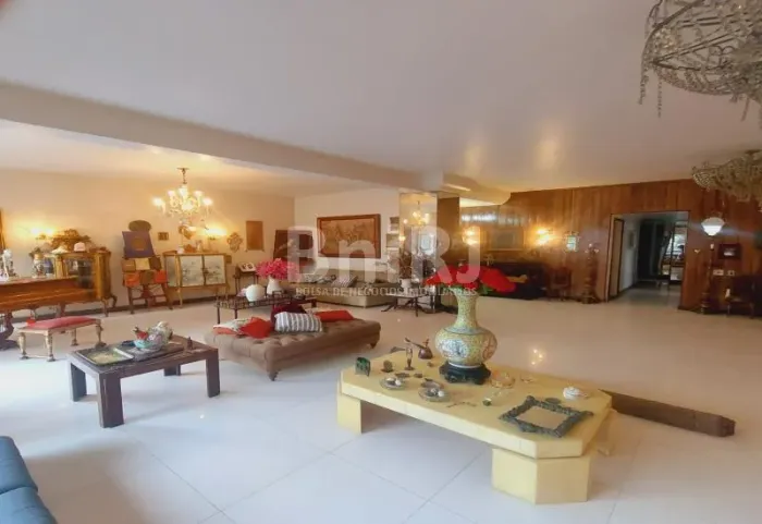 Um apartamento no icônico Ed. Chopin com 359 M2 e ao lado do Copacabana Palace .