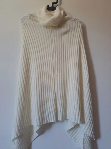 Poncho off White novo com gola alta