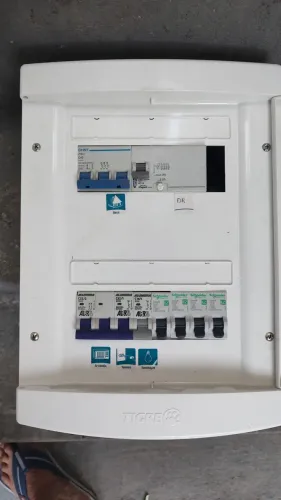 Vendo quadro de distribuição com IDR e disjuntor geral