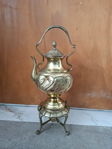 Samovar antigo em metal amarelo conforme fotos
