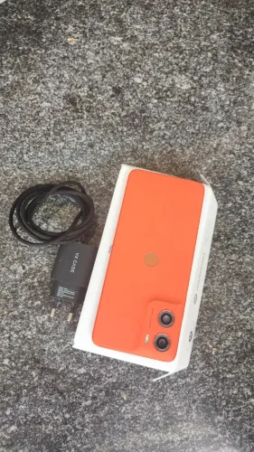 Vendo moto g 06 com caixa bem conservado