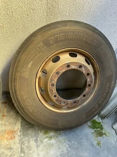 Vende-se pneus 275/80 com rodas. 