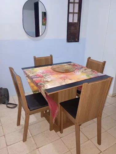 Mesa 4 lugares sem marcas de uso