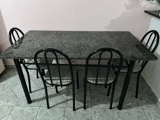 Mesa de mármore com 6 cadeiras