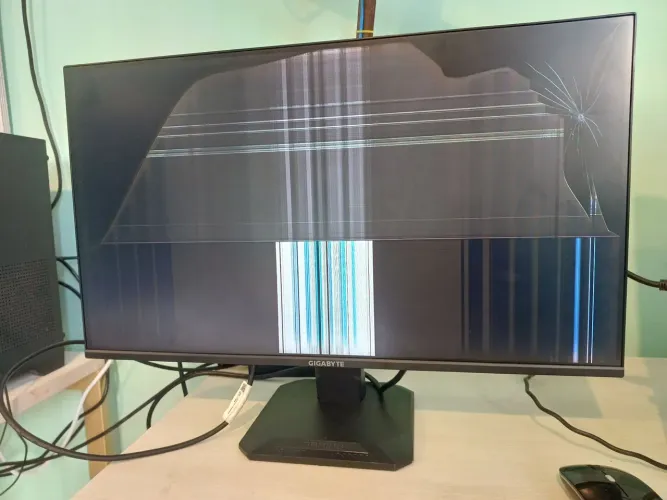 Monitor Gigabyte IPS 25' 144hz quebrado