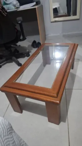 Mesa de centro de madeira e vidro 